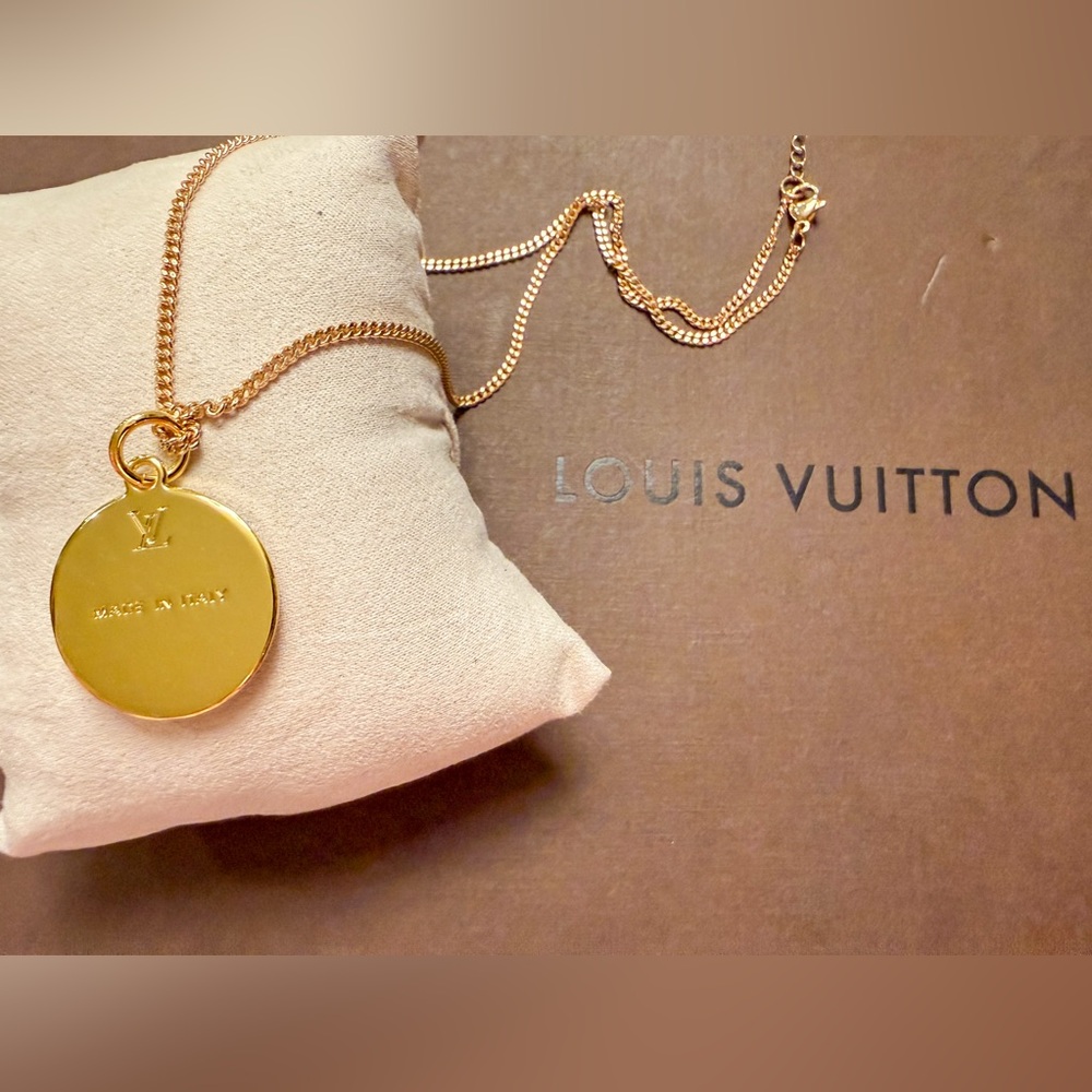 Louis Vuitton Gold and Cream Round LV Pendant Necklace - Picture 3 of 3